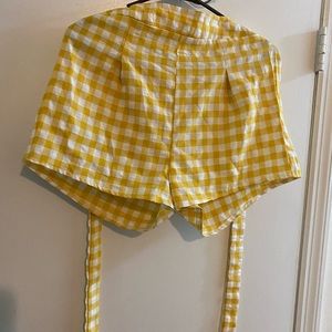 Yellow checkered shorts.